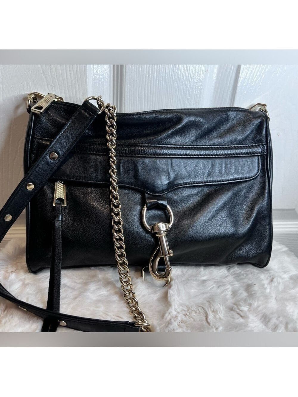 REBECCA MINKOFF BLACK LEATHER BAG.